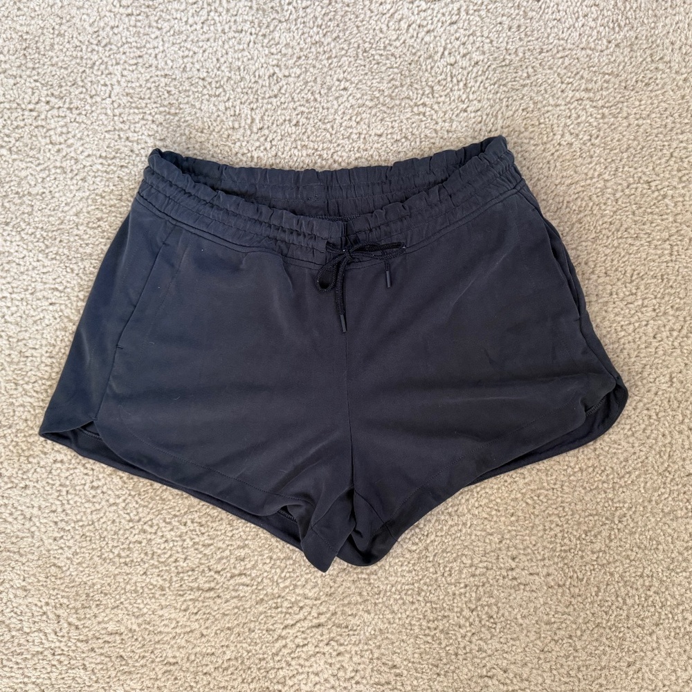 Seasoft mid rise 4” women’s Athleta shorts size large